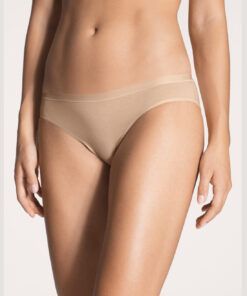 jente i beige truse av bomull