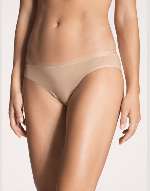 jente i beige truse av bomull