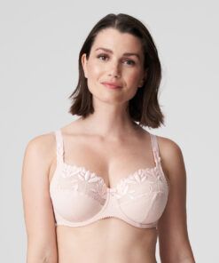 kvinne i rosa full cup BH med blonder fra prima donna