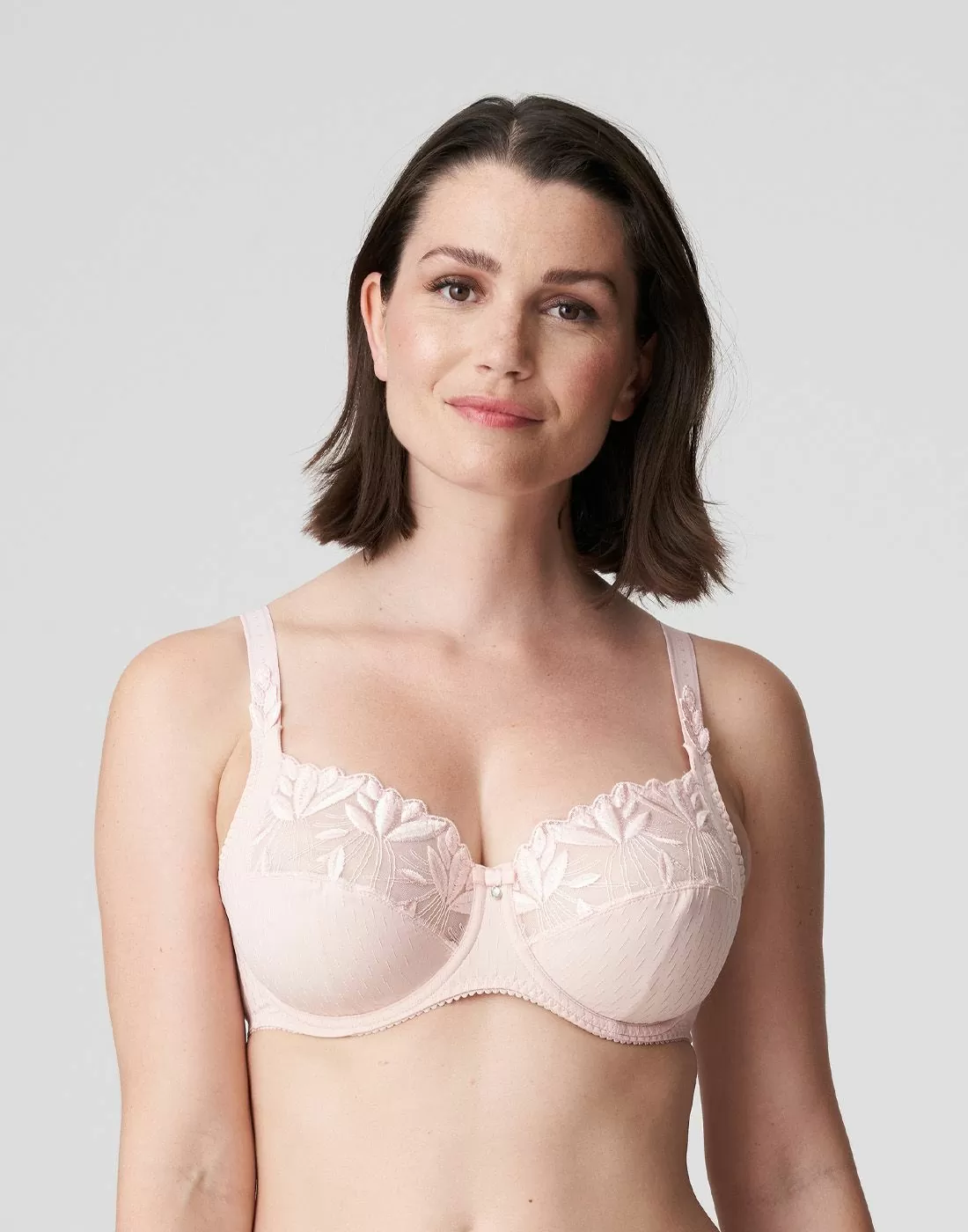 kvinne i rosa full cup BH med blonder fra prima donna
