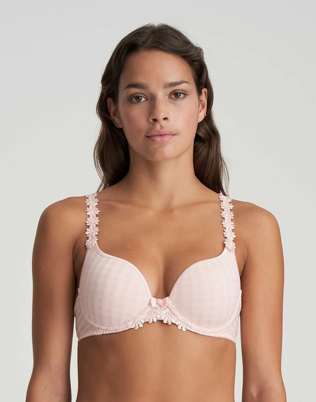 mørk jente i rosa BH med blomster og rutete mønster