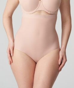kvinne med shapewear hold-in truse fra prima donna