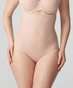 kvinne med shapewear hold-in truse fra prima donna