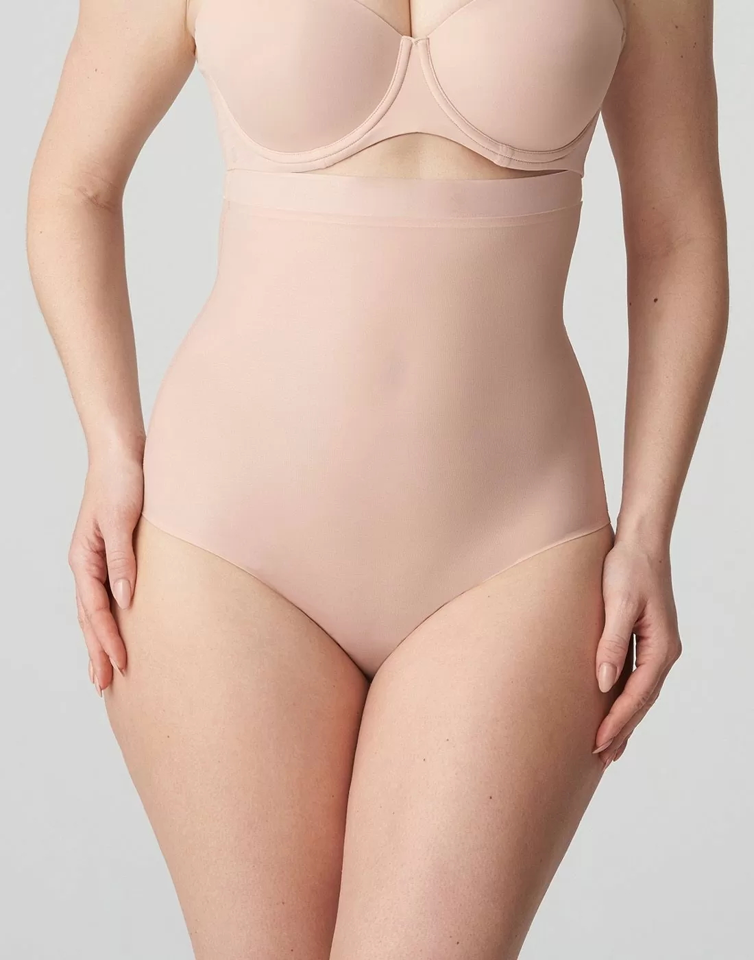 kvinne med shapewear hold-in truse fra prima donna