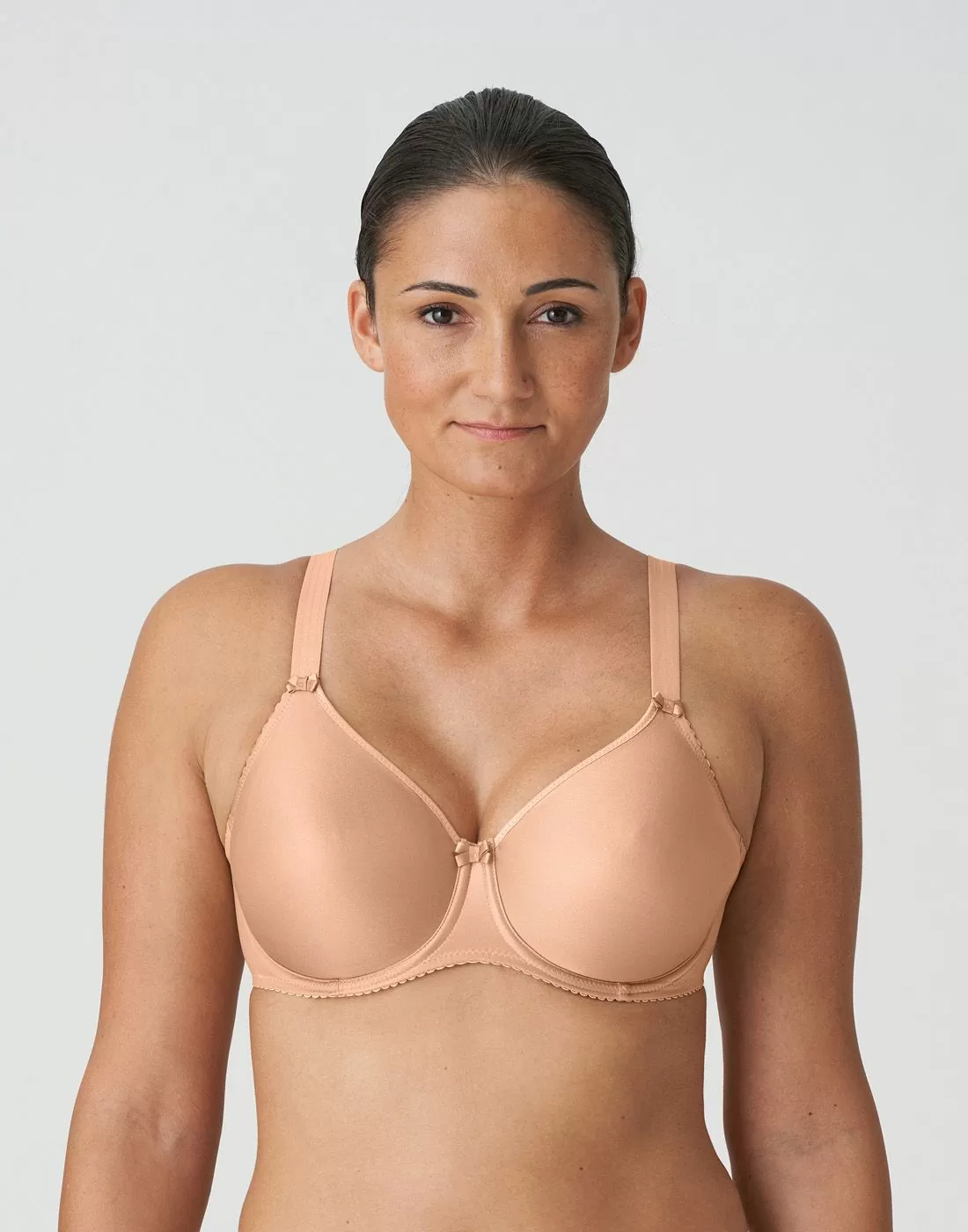 kvinne med beige BH t-skjorte