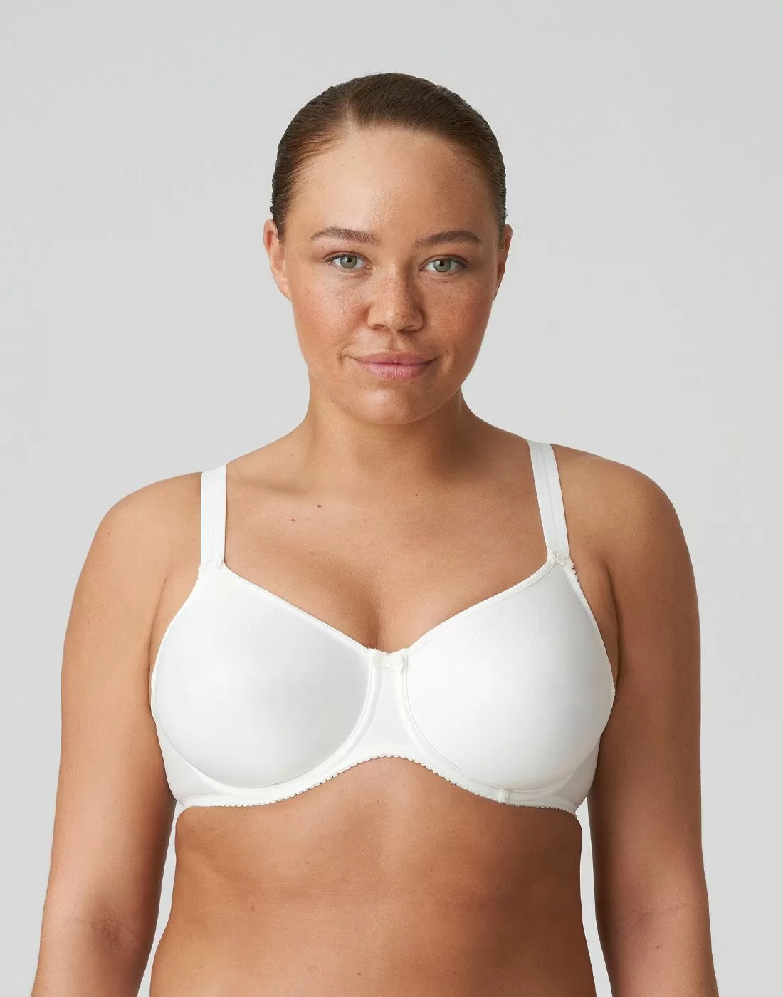 kvinne med hvit t-skjorte BH