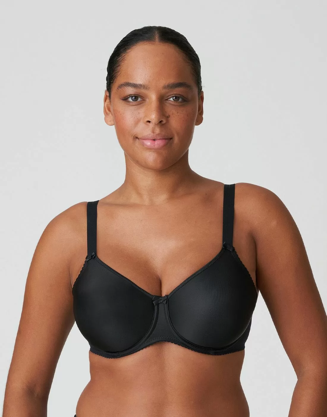 kvinne med svart t-skjorte BH