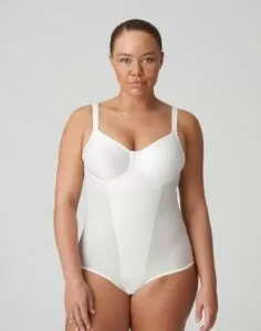 kvinne i hvit body fra prima donna