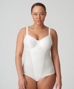 kvinne i hvit body fra prima donna