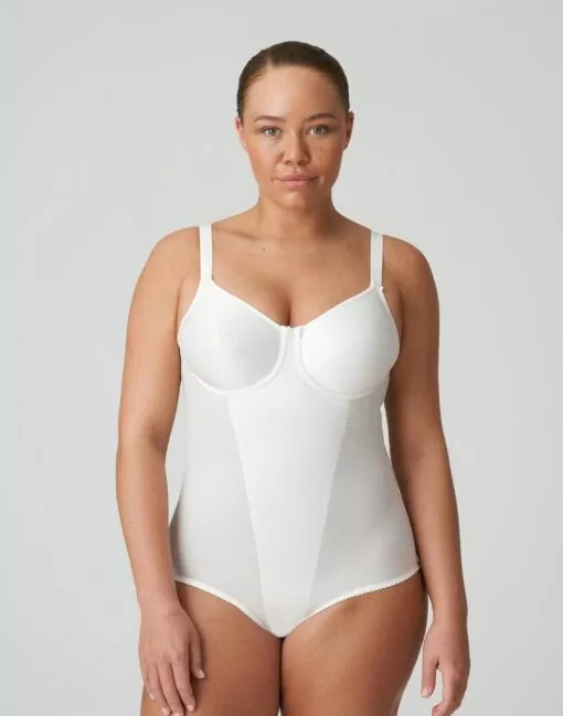 kvinne i hvit body fra prima donna