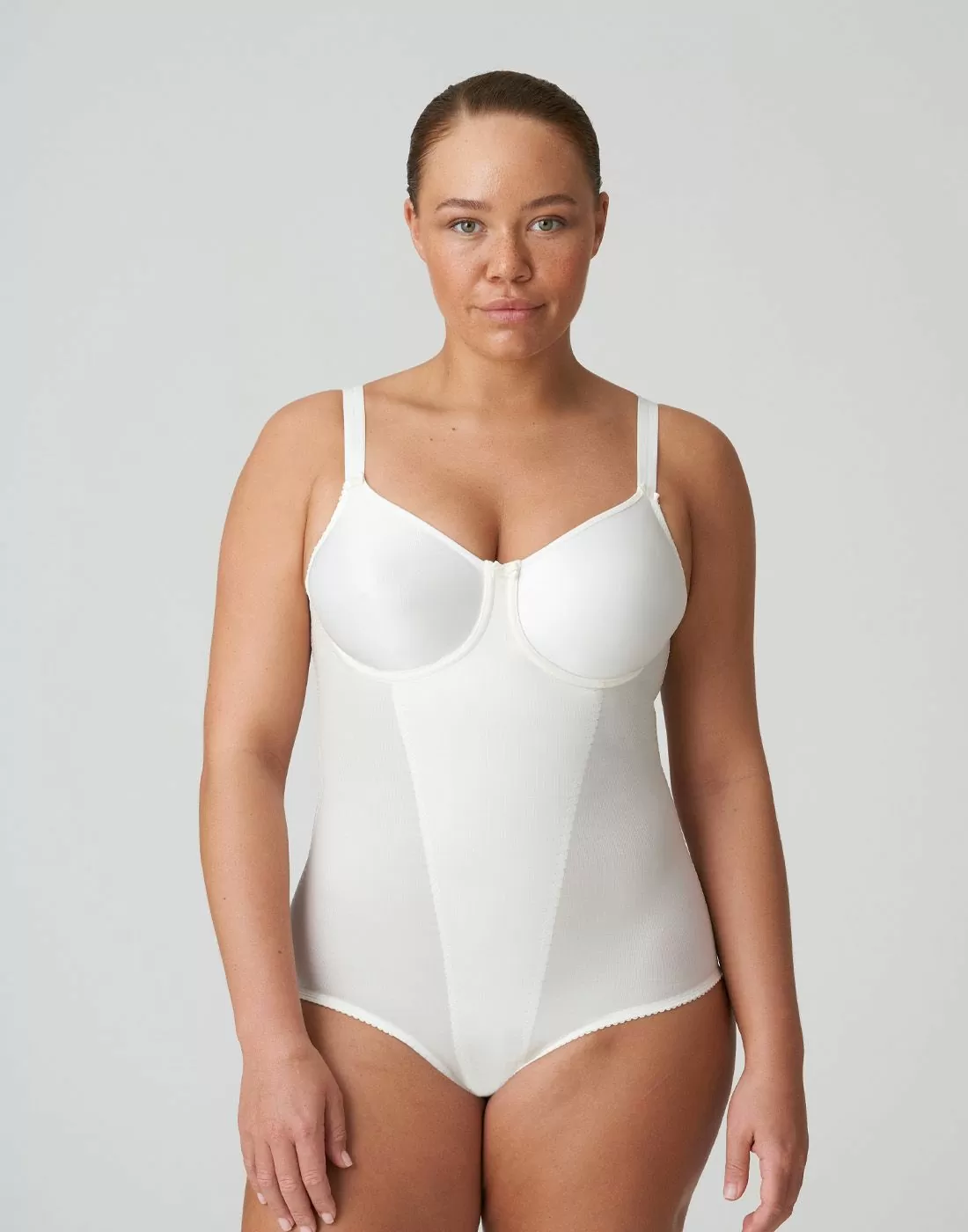 kvinne i hvit body fra prima donna