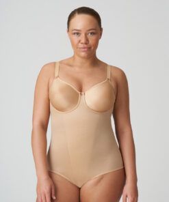 kvinne i beige body fra prima donna