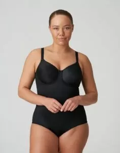 kvinne i sort body fra prima donna