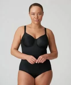 kvinne i sort body fra prima donna