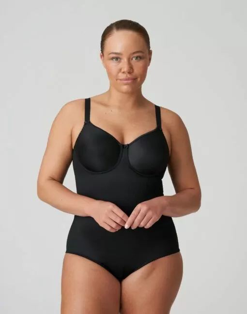 kvinne i sort body fra prima donna