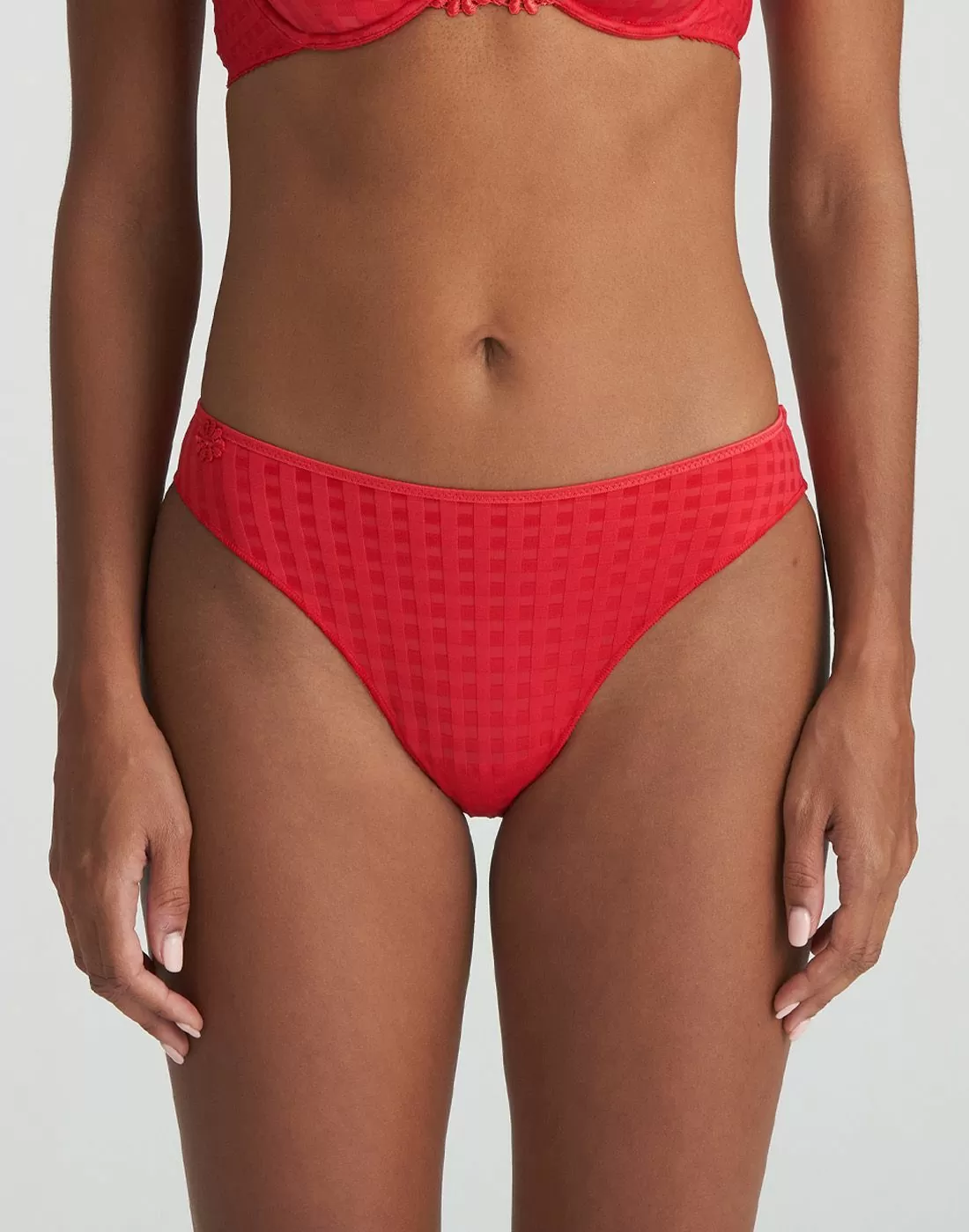 jente i rød truse med rutete mønster