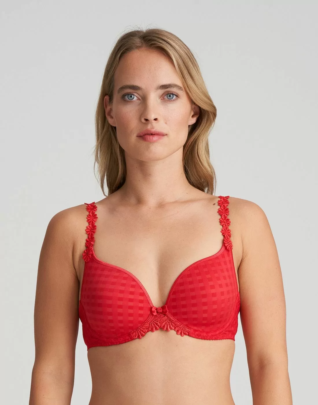 blond jente i rød BH med ruter og blomster