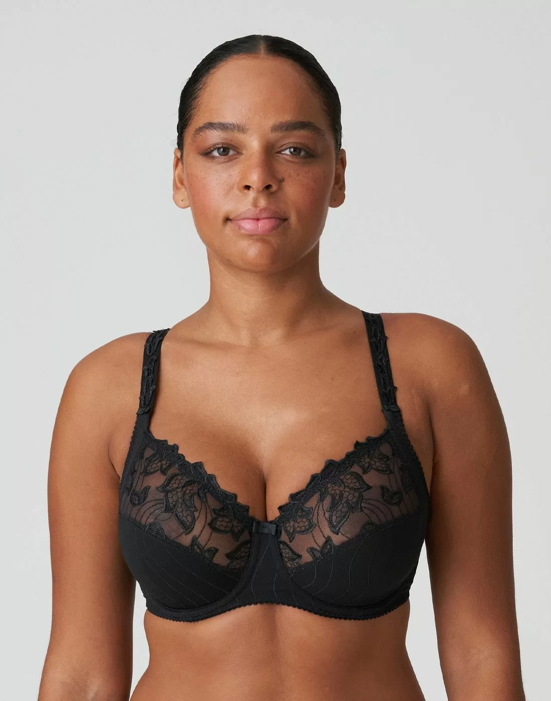 mørk kvinne med svart blonde BH fra Prima Donna