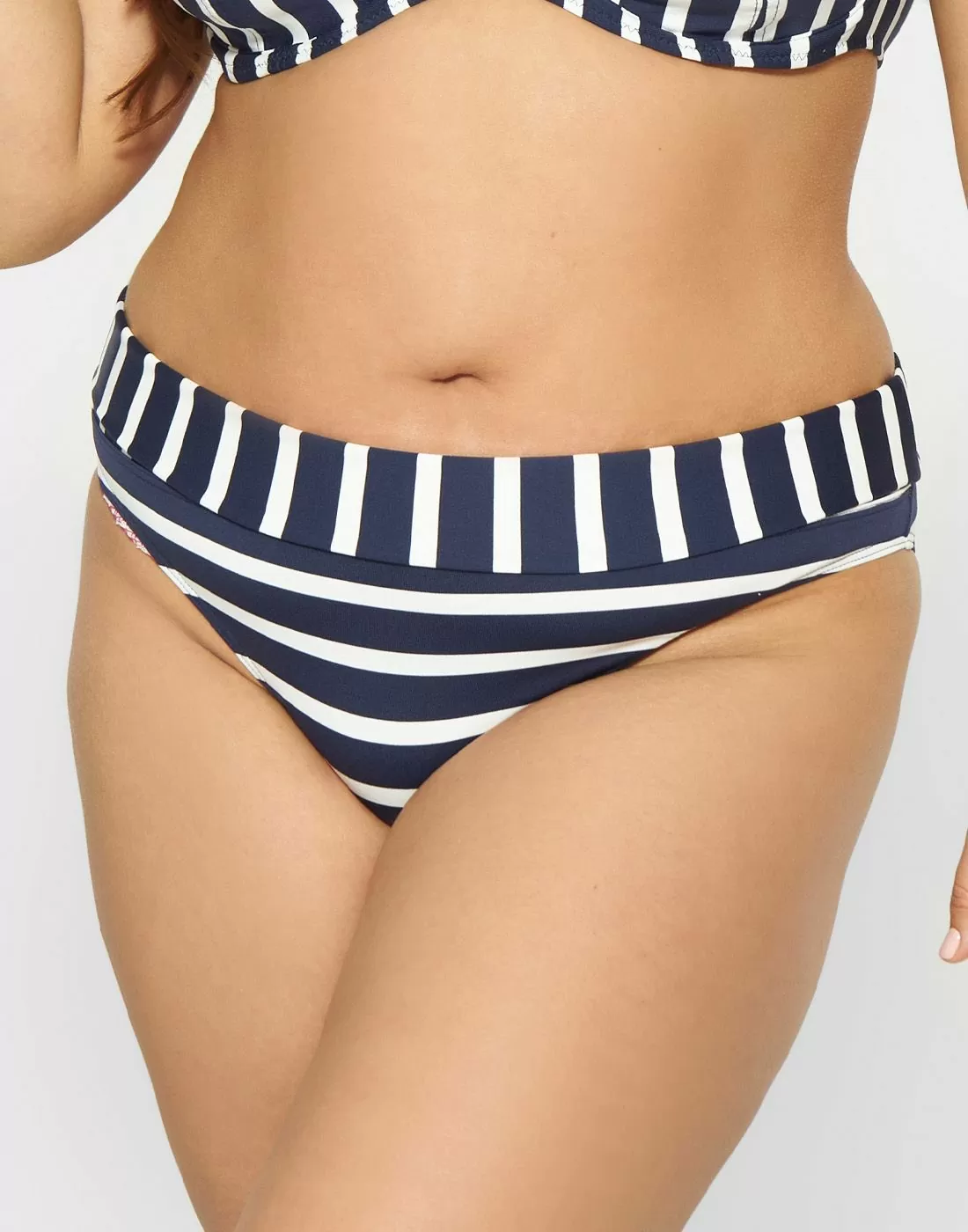 curvy kvinne i stripete blå og hvit bikini fra det svenske merket salta bad