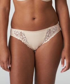 kvinne med beige blondetruse fra prima donna