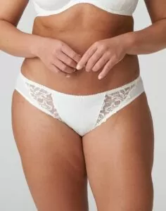 kvinne i hvit truse med blonder fra prima donna