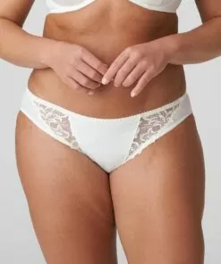 kvinne i hvit truse med blonder fra prima donna
