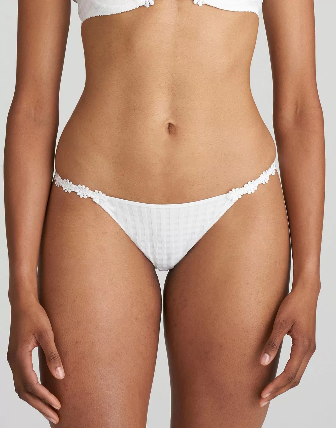 Jente i hvit truse med blomster på sidene og rutete mønster