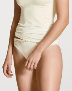 Jente i offwhite blondetruse fra calida