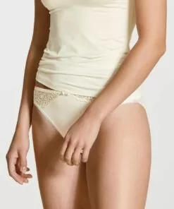 Jente i offwhite blondetruse fra calida