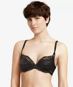 jente med kort brunt hår i svart push up BH med blonder