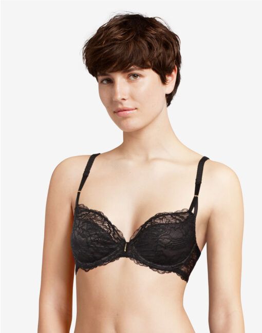 jente med kort brunt hår i svart push up BH med blonder
