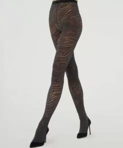 Kvinne i zebra stripet strømpebukse med glitter fra Wolford
