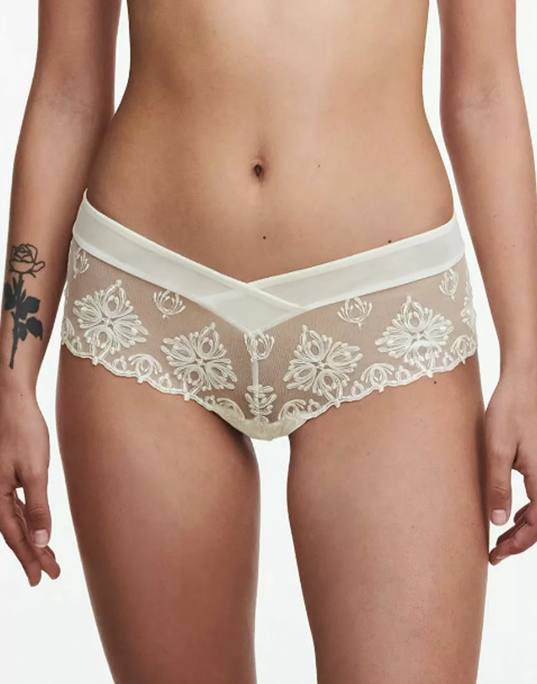 jente i hvit hipster truse med blonder fra chantelle