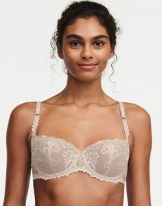 jente i beige grå balconette BH med blonder fra chantelle