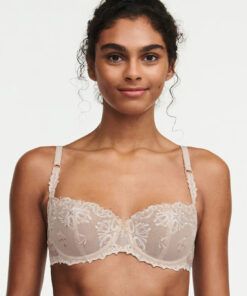 jente i beige grå balconette BH med blonder fra chantelle