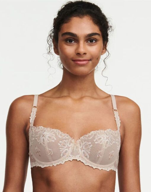 jente i beige grå balconette BH med blonder fra chantelle
