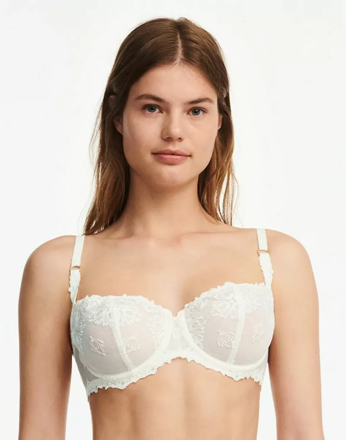 jente i hvit balconette BH med blonder fra Chantelle