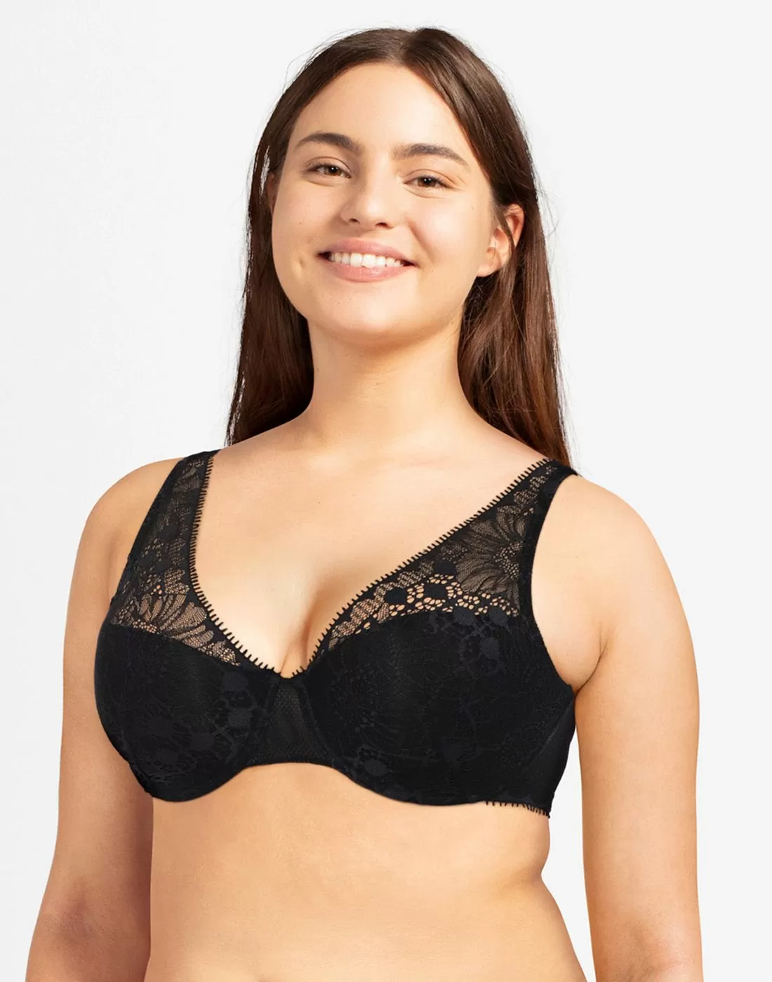 jente i svart plunge spacer BH med blonder fra chantelle