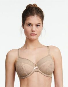 jente i beige full cup BH fra chantelle
