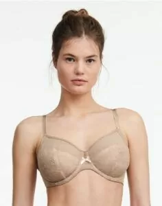 jente i beige full cup BH fra chantelle