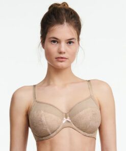 jente i beige full cup BH fra chantelle