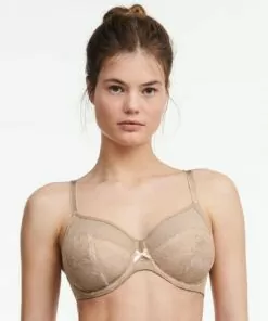 jente i beige full cup BH fra chantelle