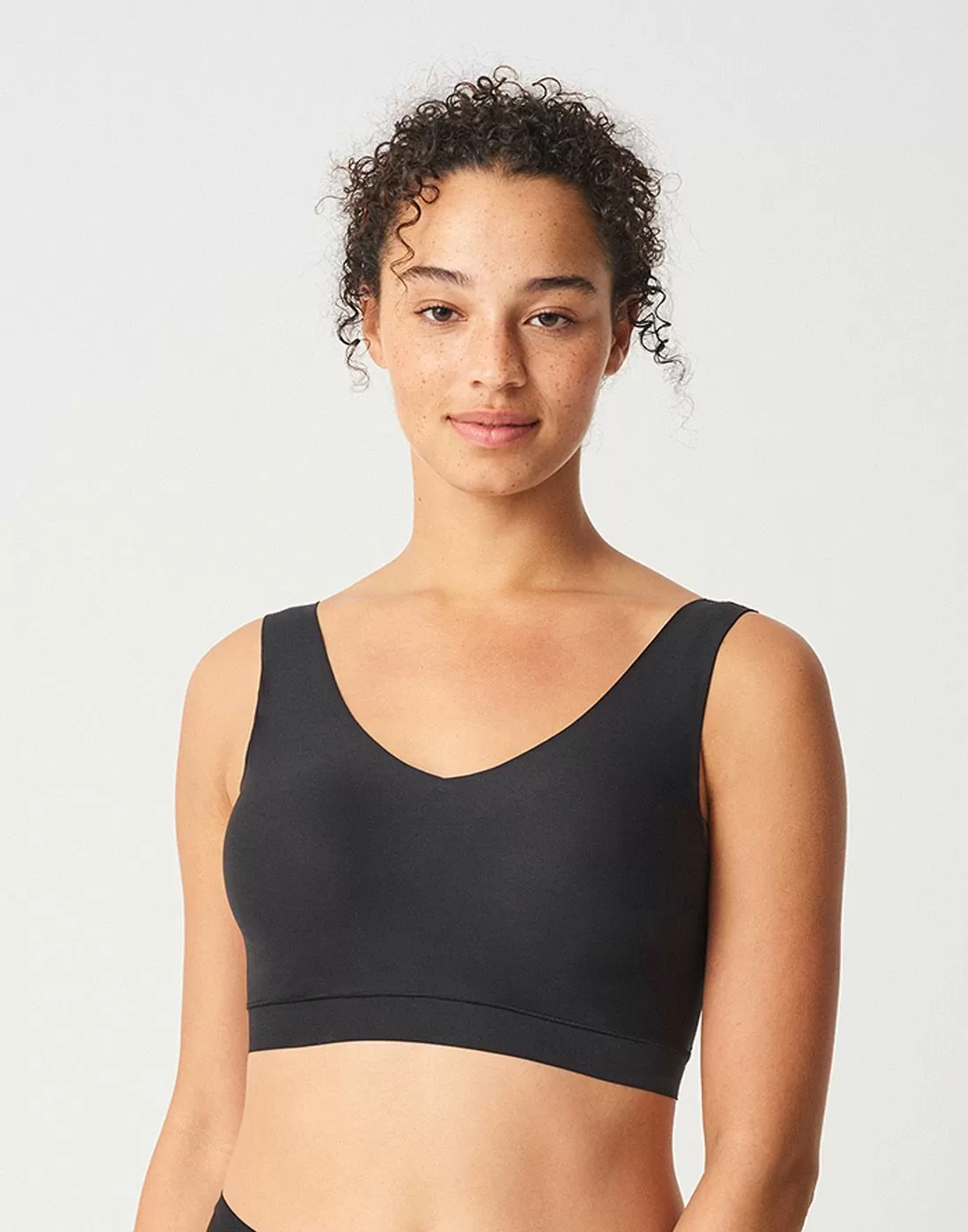 kvinne i sort BH topp fra chantelle