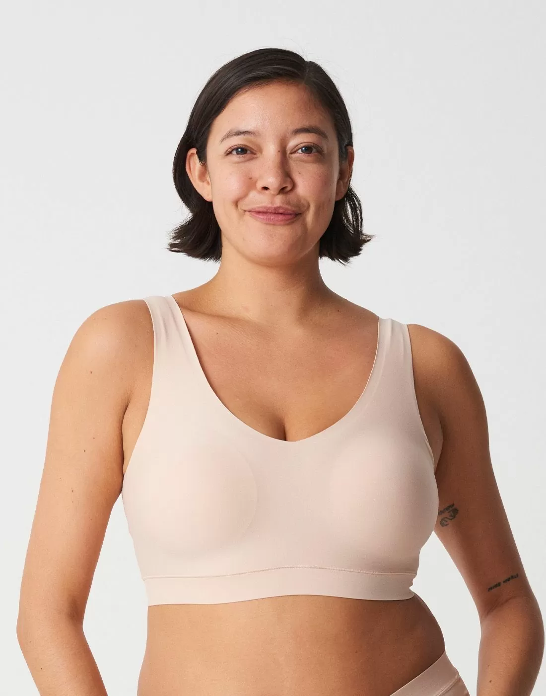 kvinne i BH topp i rosa