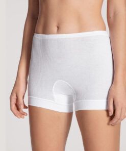 jente i hvit high waist truse med ben