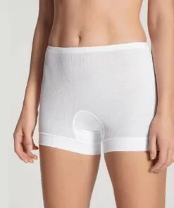 jente i hvit high waist truse med ben