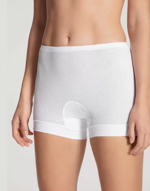 jente i hvit high waist truse med ben