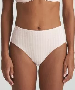 jente i rosa high waist truse med rutete mønster