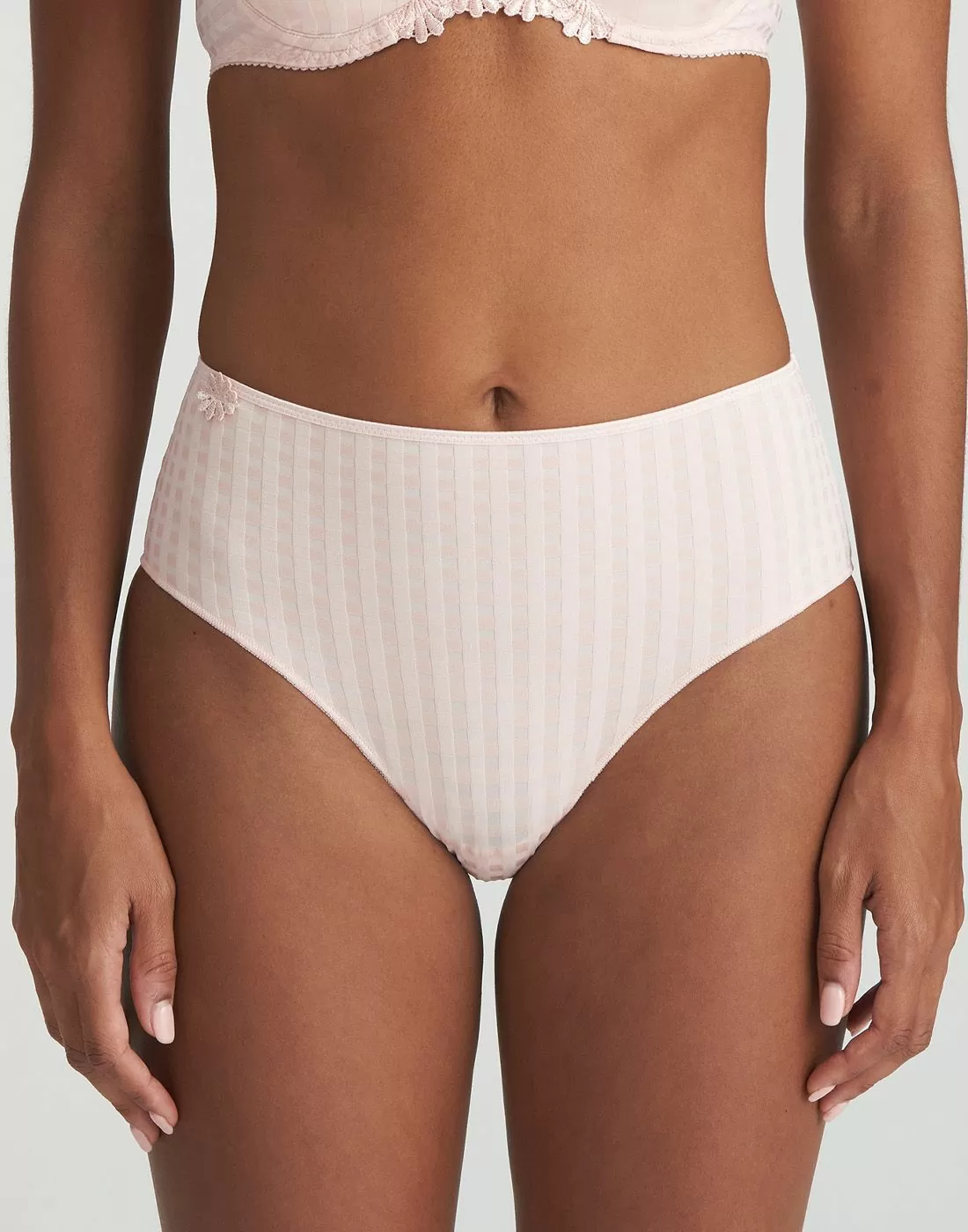 jente i rosa high waist truse med rutete mønster