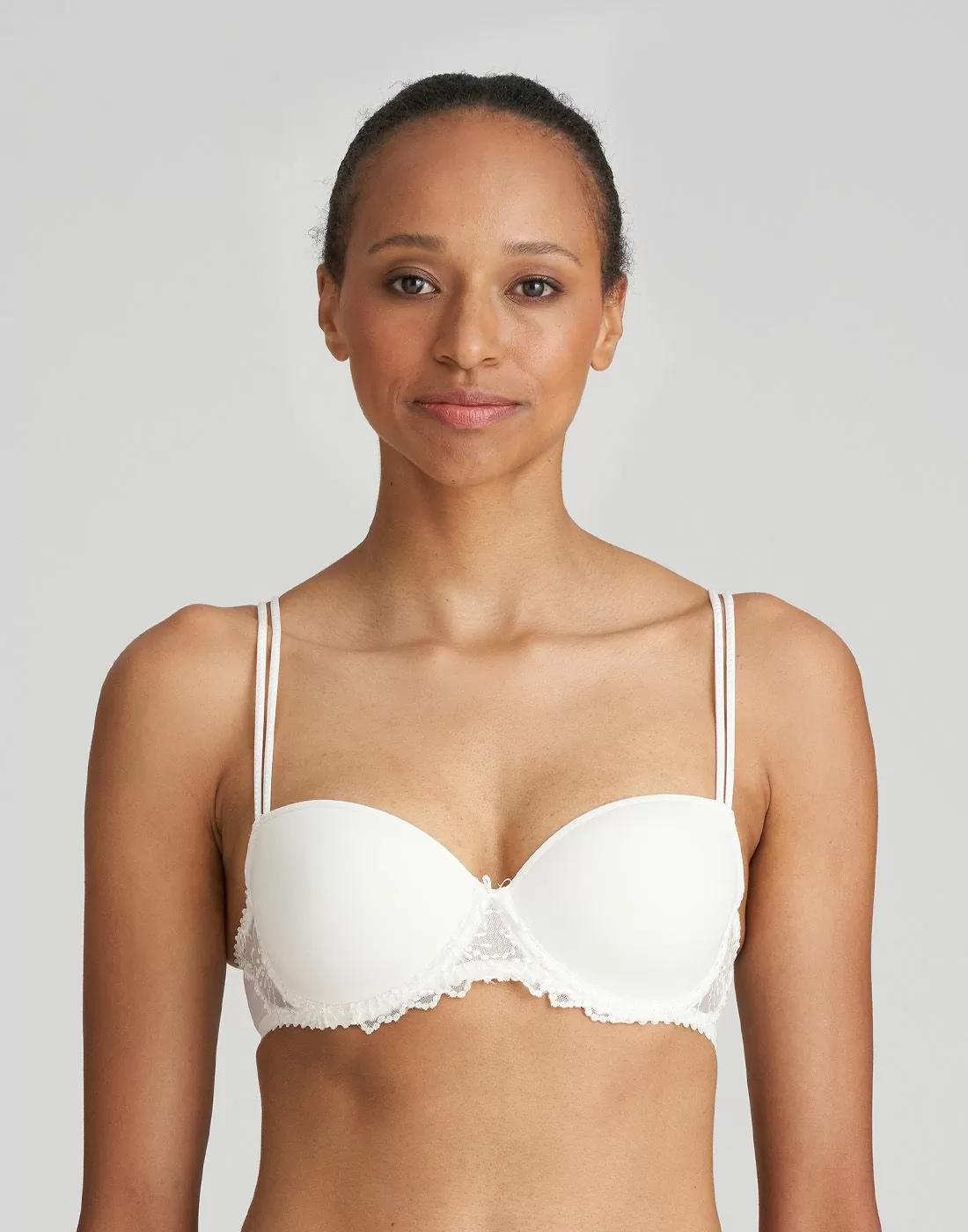 jente i hvit balconette BH fra marie jo